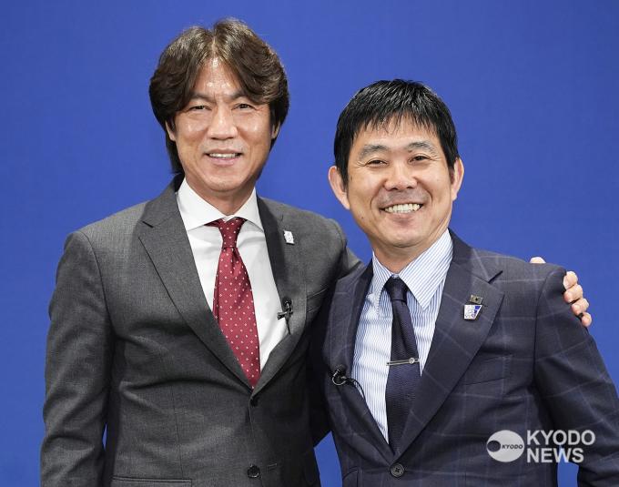 홍명보 한국 감독(왼쪽)과 모리야스하지메 일본 감독 (교도통신 제공)