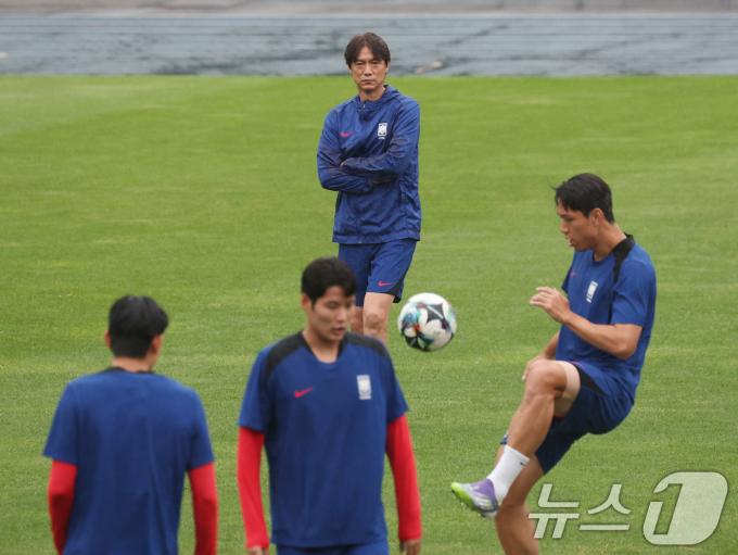 홍명보 대한민국 대표팀 감독이 14일 오후 경기 성남시 중원구 성남종합운동장에서 2025 동아시아축구연맹(EAFF) E1 챔피언십(동아시안컵) 한일전을 앞두고 훈련을 지켜보고 있다. 2025.7.14/뉴스1 ⓒ News1 김영운 기자