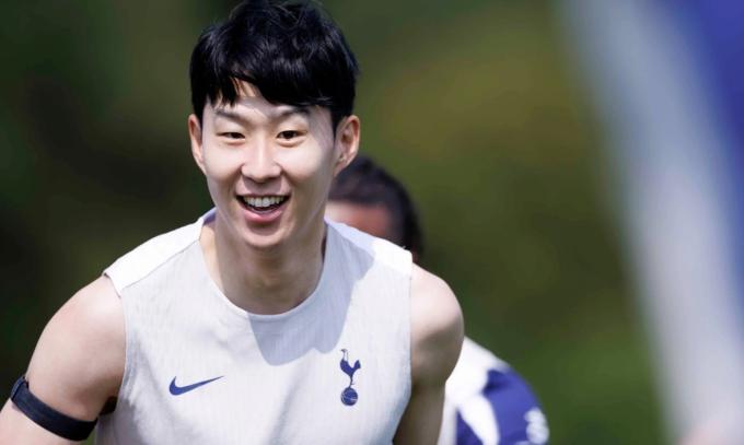 환한 표정으로 토트넘 훈련에 임한 손흥민(토트넘 홈페이지 캡처)