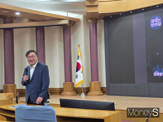 김태년 더불어민주당 의원은 14일 경영 판단에 대한 형사처벌 남용을 막기 위한 '상법 및 형법 일부개정법률안'을 대표 발의했다. 사진은 15일 국회의원회관에서 열린 '코스피5000 시대 실현을 위한 정책 세미나'에 참석한 김태년 의원의 모습.  /사진=김성아 기자