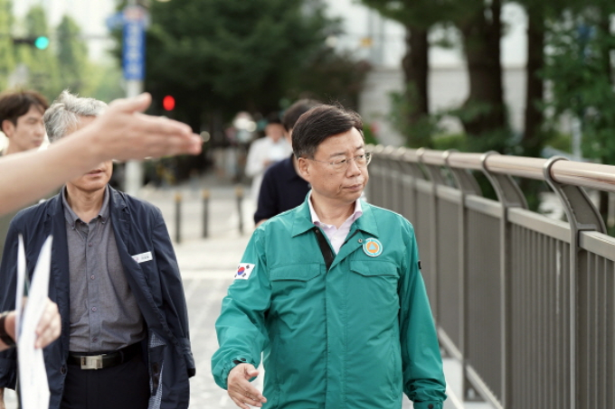 구미동 물빛정원-무지개마을 보도교 설치를 위해 신상진 성남시장(오른쪽)이 현장 점검을 하고 있다. /사진제공=성남시 