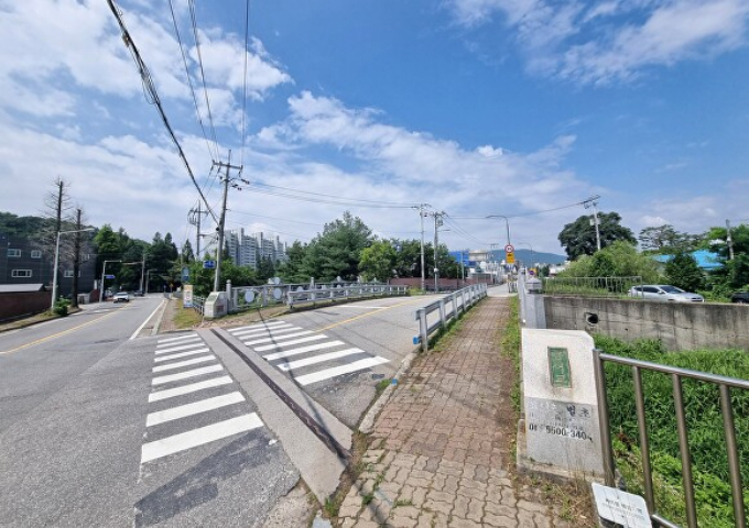 용인특례시가 처인구 포곡읍 금어리 일원의 도시계획도로 중1-50호 금어교의 2차선 도로를 4차선으로 확장하는 공사를 14일 착공했다. 사진은 금어교 2차선 도로. /사진제공=용인특례시