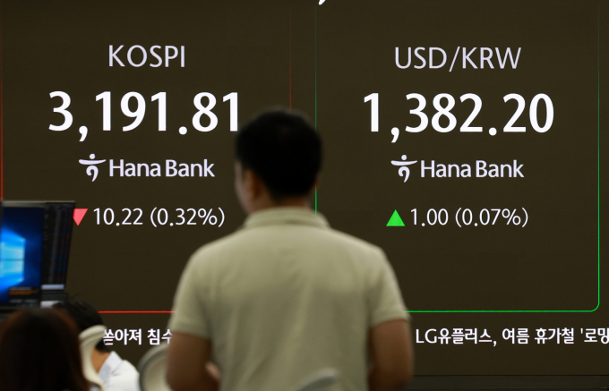 코스피가 3200선 안팎에서 등락을 계속한다. 사진은 서울 중구 하나은행 딜링룸 전광판./사진=뉴시스