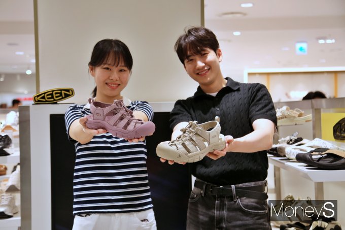 광주신세계 본관 3층 라움에디션 매장에서 직원들이 운동화 같은 샌들로 유명한 'KEEN'의 제품을 선보이고 있다/사진=광주신세계 제공.