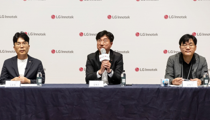 15일 서울 강서구 LG이노텍 마곡 본사에서 개최된 '차세대 디지털키 설루션 기술 설명회'에서 김홍필 Connectivity사업담당(상무)와 김형근 전장마케팅담당, 남형기 Connectivity개발실장이 질의응답을 하고 있다. /사진=LG이노텍