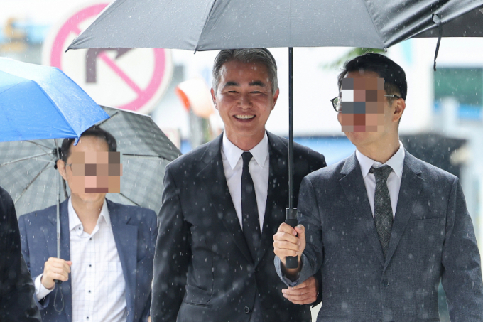 위메이드 가상자산 '위믹스' 유통량 조작 의혹 혐의로 불구속기소 된 장현국 전 위메이드 대표가 15일 오후 서울 양천구 서울남부지법에서 열린 자본시장법 위반 1심 선고 공판에 출석하고 있다.  /사진=뉴스1