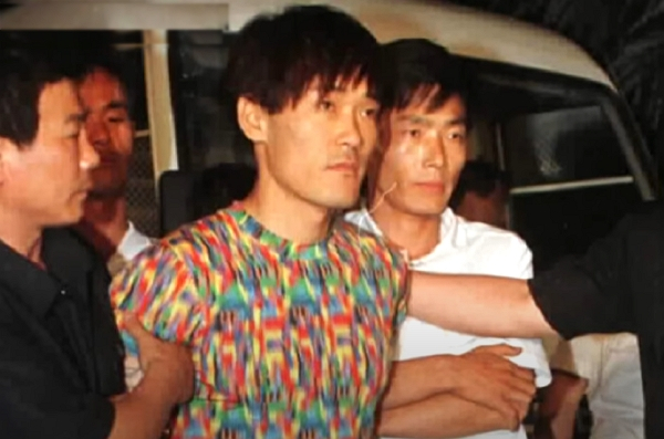 907일 간의 탈옥극을 펼친 신창원이 1999년 7월16일 경찰에 붙잡혔다. 사진은 '희대의 탈옥수'로 불리는 신창원이 검거되는 모습. /사진=JTBC 뉴스룸 캡처