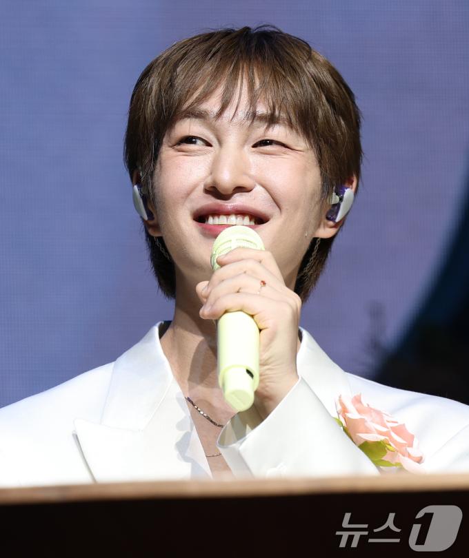 그룹 샤이니 온유가 15일 오후 서울 영등포구 명화라이브홀에서 가진 두 번째 정규앨범 '퍼센트'(PERCENT) 쇼케이스에서 신곡 소개를 하고 있다. 2025.7.15/뉴스1 ⓒ News1 권현진 기자