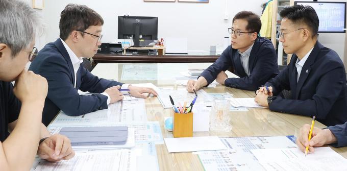 얀양시가 지난 11일 안양시청에서 경기도 철도 관계자와 서울 서부선·위례과천선 안양권 연장 추진을 위한 대책을 논의하고 있다. /사진제공=안양시