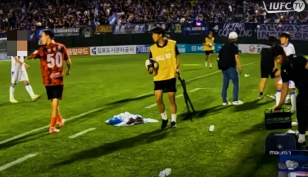 김포FC가 손가락 욕설 사건에 대한 공식 입장문을 내놓았다. 사진은 지난달 29일 경기 김포 솔터축구장에서 열린 하나은행 K리그2 2025 18라운드 인천 유나이티드와의 경기를 마친 후 손가락 욕설을 하는 박동진(왼쪽)의 모습. /사진=인천 유나이티드 공식 유튜브 캡처 