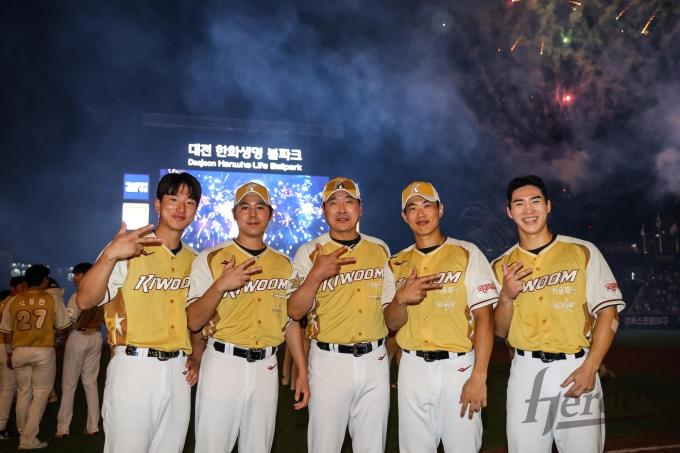 2025 프로야구 올스타전에 참가했던 홍원기 전 키움 히어로즈 감독(왼쪽에서 세 번째)과 주장 송성문(오른쪽에서 두 번째). (키움 히어로즈 제공)