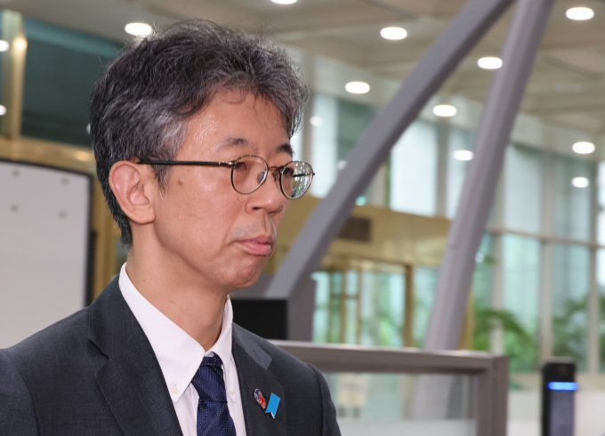 한국 정부가 일본이 21년째 '방위백서'에서 독도가 자국의 영토라고 주장한 것에 대해 항의 대응으로 주한 일본 무관과 총괄공사를 초치했다. 사진은 이세키 요시아스 주한일본대사관 정무공사(총괄공사 대리)가 15일 서울 종로구 외교부에 초치된 모습. /사진=뉴시스