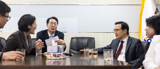 임태희 경기도교육감(오른쪽서 2번째)이 15일 화성시청 동탄출장소에서 화성특례시와 2029년 개원 예정인 (가칭)경기평생교육문화원 건립을 위한 업무협약을 체결하고, 정명근 화성특례시장(오른쪽서3번째), 경기도의회 신미숙 의원과 양 기관 실무자들과 평생교육 플랫폼 구축에 대해 환담하고 있다. /사진제공=경기도교육청