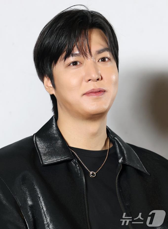 배우 이민호가 15일 서울 코엑스 메가박스에서 열린 영화 '전지적 독자 시점‘(감독 김병우) 언론 시사회에 참석해 옅은 미소를 짓고 있다. '전지적 독자 시점'은 10년 이상 연재된 소설이 완결된 날 소설 속 세계가 현실이 되어 버리고, 유일한 독자였던 ‘김독자’가 소설의 주인공 ‘유중혁’ 그리고 동료들과 함께 멸망한 세계에서 살아남기 위한 판타지 액션 영화다. 2025.7.15/뉴스1 ⓒ News1 권현진 기자