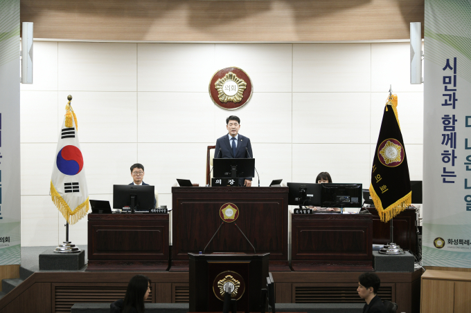 배정수 화성특례시의회 의장이 15일 오전 11시, 의회 본회의장에서 제243회 임시회 제1차 본회의를 개의하고 있다. /사진제공=화성특례시의회