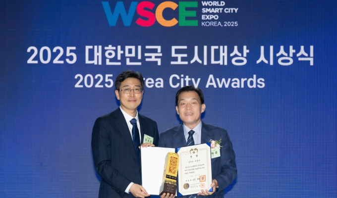 이재준 수원시장(오른쪽)이 15일 부산 벡스코에서 열린 '대한민국 도시대상' 시상식에서 정우진 국토교통부 도시정책관으로부터 대통령상을 받고 있다. /사진=수원시
