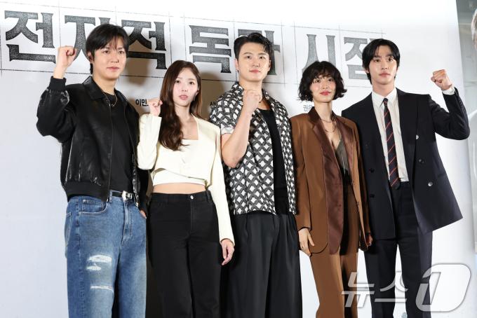 배우 이민호(왼쪽부터)와 채수빈, 신승호, 나나, 안효섭이 15일 서울 코엑스 메가박스에서 열린 영화 '전지적 독자 시점‘ 언론 시사회에 참석해 포즈를 취하고 있다. '전지적 독자 시점'은 10년 이상 연재된 소설이 완결된 날 소설 속 세계가 현실이 되어 버리고, 유일한 독자였던 ‘김독자’가 소설의 주인공 ‘유중혁’ 그리고 동료들과 함께 멸망한 세계에서 살아남기 위한 판타지 액션 영화다. 2025.7.15/뉴스1 ⓒ News1 권현진 기자