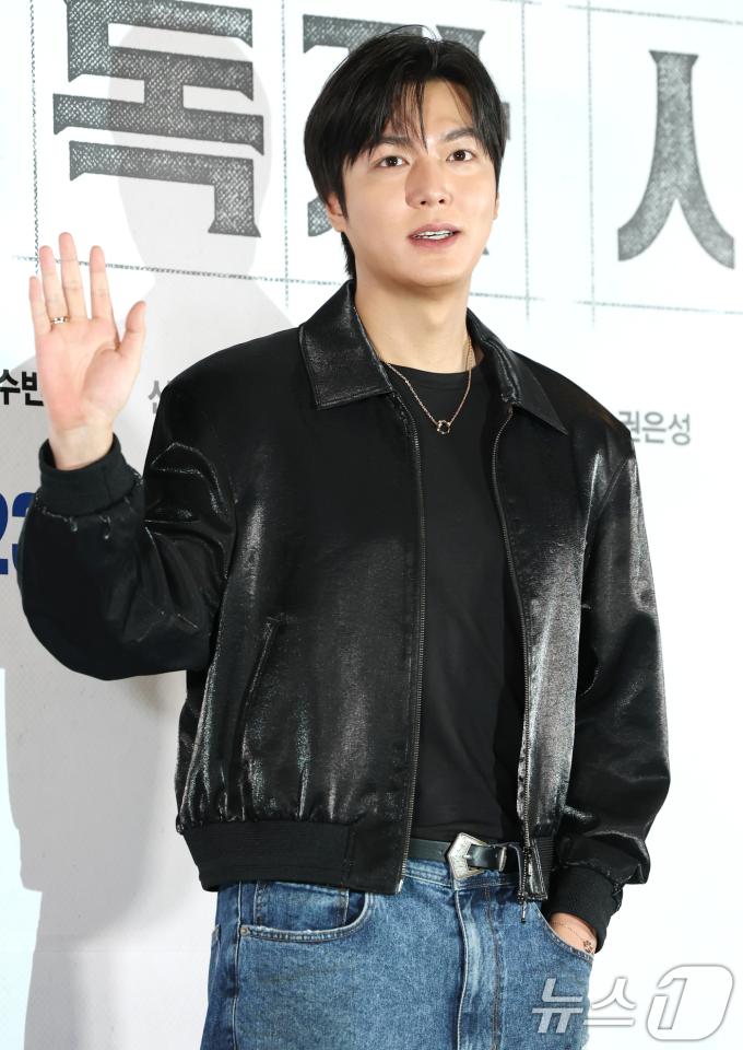 배우 이민호가 15일 서울 코엑스 메가박스에서 열린 영화 '전지적 독자 시점‘(감독 김병우) 언론 시사회에 참석해 포즈를 취하고 있다. '전지적 독자 시점'은 10년 이상 연재된 소설이 완결된 날 소설 속 세계가 현실이 되어 버리고, 유일한 독자였던 ‘김독자’가 소설의 주인공 ‘유중혁’ 그리고 동료들과 함께 멸망한 세계에서 살아남기 위한 판타지 액션 영화다. 2025.7.15/뉴스1 ⓒ News1 권현진 기자