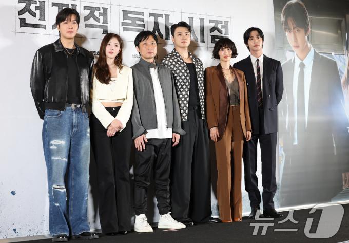 배우 이민호(왼쪽부터)와 채수빈, 김병우 감독, 신승호, 나나, 안효섭이 15일 서울 코엑스 메가박스에서 열린 영화 '전지적 독자 시점‘ 언론 시사회에 참석해 포즈를 취하고 있다. '전지적 독자 시점'은 10년 이상 연재된 소설이 완결된 날 소설 속 세계가 현실이 되어 버리고, 유일한 독자였던 ‘김독자’가 소설의 주인공 ‘유중혁’ 그리고 동료들과 함께 멸망한 세계에서 살아남기 위한 판타지 액션 영화다. 2025.7.15/뉴스1 ⓒ News1 권현진 기자