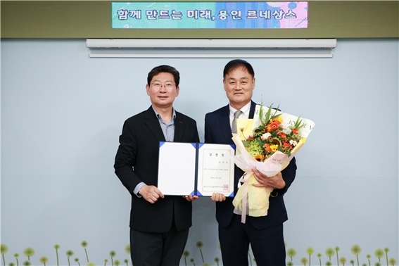 최윤겸 용인FC 신임 감독(오른쪽)과 이상일 용인시장. (용인시 제공)