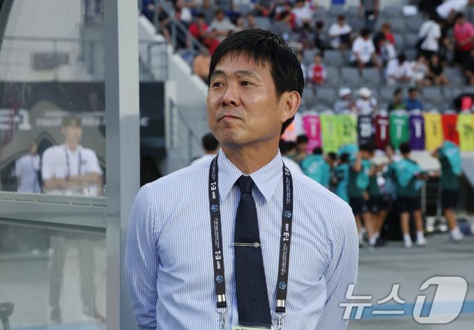 모리야스 하지메 일본 축구 국가대표팀 감독이 15일 오후 경기 용인시 처인구 용인미르스타디움에서 열린 2025 동아시아축구연맹(EAFF) E-1 챔피언십 남자부 대한민국과 일본의 경기에서 선수들을 바라보고 있다. 2025.7.15/뉴스1 ⓒ News1 김영운 기자