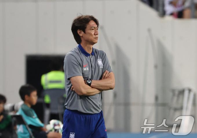 홍명보 대한민국 축구 국가대표팀 감독이 15일 오후 경기 용인시 처인구 용인미르스타디움에서 열린 2025 동아시아축구연맹(EAFF) E-1 챔피언십 남자부 대한민국과 일본의 경기에서 선수들의 움직임을 지켜보고 있다. 2025.7.15/뉴스1 ⓒ News1 김영운 기자