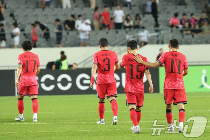 15일 오후 경기 용인시 처인구 용인미르스타디움에서 열린 2025 동아시아축구연맹(EAFF) E-1 챔피언십 남자부 대한민국과 일본의 경기에서 1대 0으로 패하며 우승을 놓친 대표팀 선수들이 아쉬워 하고 있다. 2025.7.15/뉴스1 ⓒ News1 김영운 기자