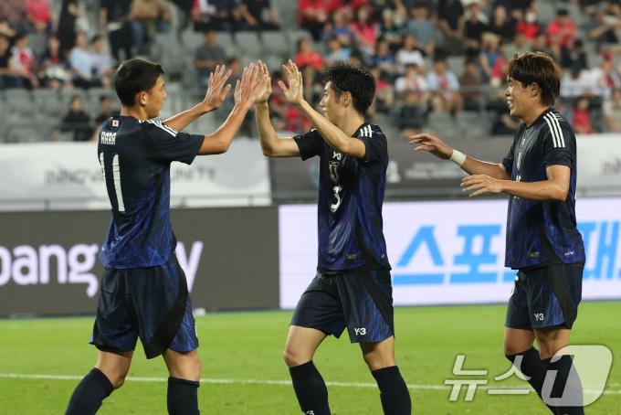 15일 오후 경기 용인시 처인구 용인미르스타디움에서 열린 2025 동아시아축구연맹(EAFF) E-1 챔피언십 남자부 대한민국과 일본의 경기에서 1대 0으로 승리하며 우승을 차지한 일본 대표팀 선수들이 자축하고 있다. 2025.7.15/뉴스1 ⓒ News1 김영운 기자