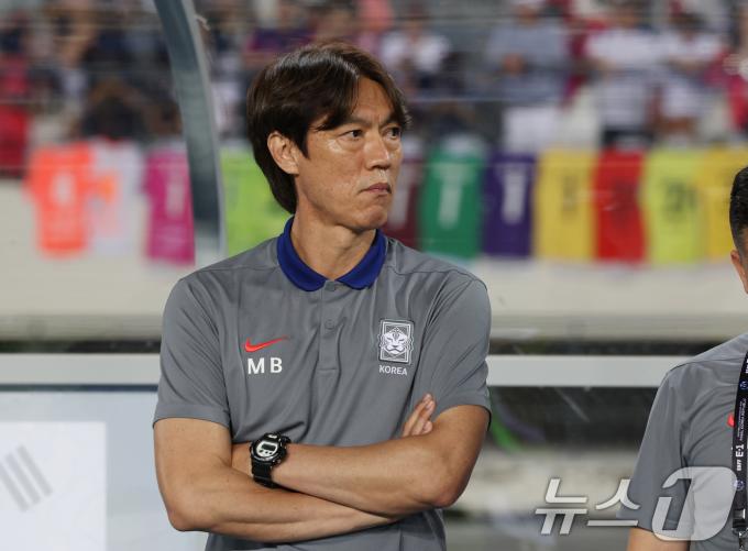 홍명보 대한민국 축구 국가대표팀 감독이 15일 오후 경기 용인시 처인구 용인미르스타디움에서 열린 2025 동아시아축구연맹(EAFF) E-1 챔피언십 남자부 대한민국과 일본의 경기에서 1대0으로 패배한 뒤 아쉬워 하고 있다. 2025.7.15/뉴스1 ⓒ News1 김영운 기자