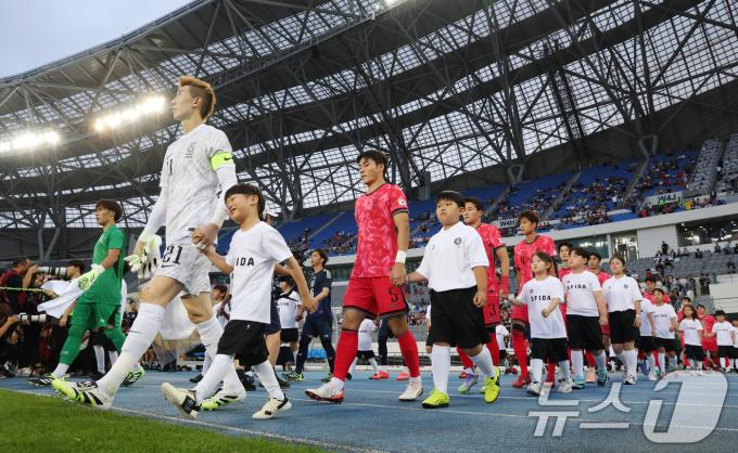 15일 오후 경기 용인시 처인구 용인미르스타디움에서 열린 2025 동아시아축구연맹(EAFF) E-1 챔피언십 남자부 대한민국과 일본의 경기에서 양팀 선수들이 입장하고 있다. 2025.7.15/뉴스1 ⓒ News1 김영운 기자