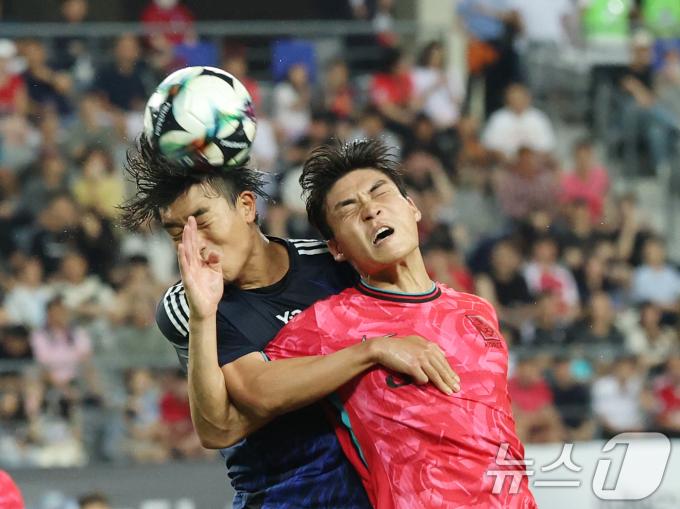박진섭이 15일 오후 경기 용인시 처인구 용인미르스타디움에서 열린 2025 동아시아축구연맹(EAFF) E-1 챔피언십 남자부 대한민국과 일본의 경기에서 헤더슛을 하고 있다. 2025.7.15/뉴스1 ⓒ News1 김영운 기자