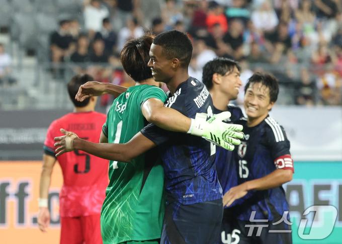 15일 오후 경기 용인시 처인구 용인미르스타디움에서 열린 2025 동아시아축구연맹(EAFF) E-1 챔피언십 남자부 대한민국과 일본의 경기에서 1대 0으로 승리하며 우승을 차지한 일본 대표팀 선수들이 자축하고 있다. 2025.7.15/뉴스1 ⓒ News1 김영운 기자