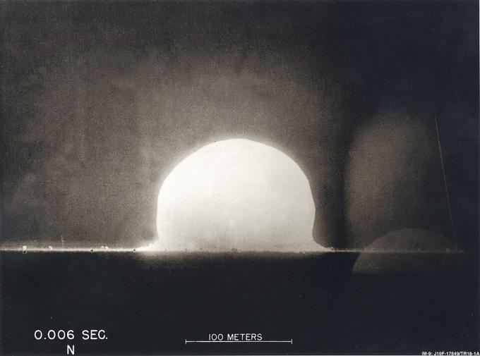 트리니티 핵실험. (출처: ENERGY.GOV, 1945, Public domain, via Wikimedia Commons)