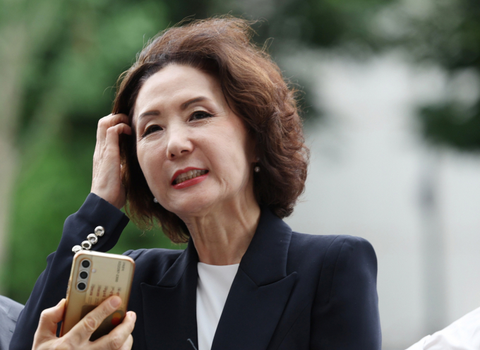 이재명 정부 1기 내각을 구성할 후보 중 최대 관심 인물로 꼽히는 이진숙 교육부 장관 후보자 인사청문회가 16일 열린다. 제사진은 지난달 30일 서울 여의도 한국교육시설안전원에 마련된 인사청문회 준비 사무실로 출근하던 중 취재진 질문에 답한 이진숙 사회부총리 겸 교육부 장관 후보자. /사진=뉴시스