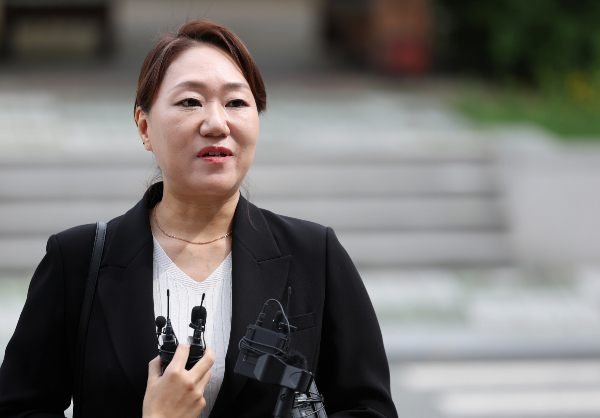 김건희 특별검사팀이 '명태균 게이트'를 폭로한 강혜경 전 미래한국연구소 부소장을 소환 조사한다. 사진은 '명태균 여론조사비용 대납 의혹'과 관련해 폭로를 이어오고 있는 강혜경 전 미래한국연구소 부소장이  대구경찰청에 참고인 조사를 받기 위해 출석하는 모습. /사진=뉴스1