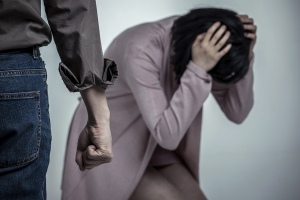 13년째 사실혼 관계인 남편에게 가정폭력을 당한 후 쫓겨났다는 여성의 사연이 전해졌다. 사진은 기사의 이해를 돕기 위한 자료 사진. /사진=클립아트코리아