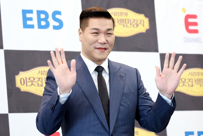 방송인  절친 이상민의 재혼 축의금으로 300만원을 줬다는 사실이 공개되면서 화제를 모았다. 사진은 지난 4월 서울 중구 한국프레스센터에서 열린 EBS, E채널 '서장훈의 이웃집 백만장자' 제작발표회에 참석한 방송인 서장훈. /사진=뉴스1