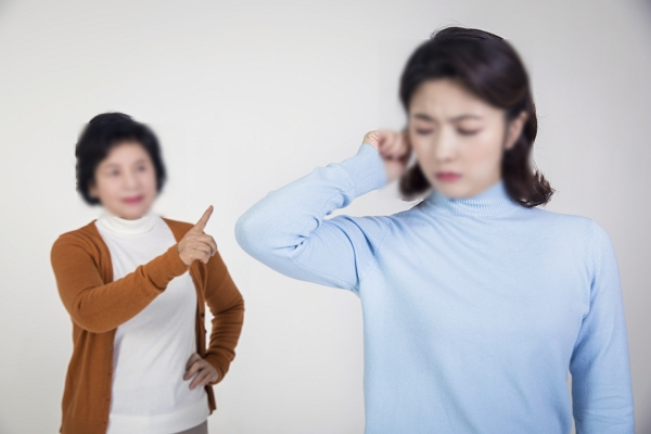 남편과 전화로 말다툼하던 중 "여자 목소리가 크면 되겠냐"고 지적한 시어머니를 살해하려 한 20대 여성이 실형을 선고받았다. 사진은 기사 내용과 직접적인 관련이 없음. /사진=클립아트코리아