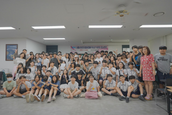 제1회 서울시브리지협회장배 유소년 전국대회 참가자들이 기념 촬영을 하고 있다. (오른쪽 두 번째 김혜영 한국브리지협회장) /사진=서울시브리지협회