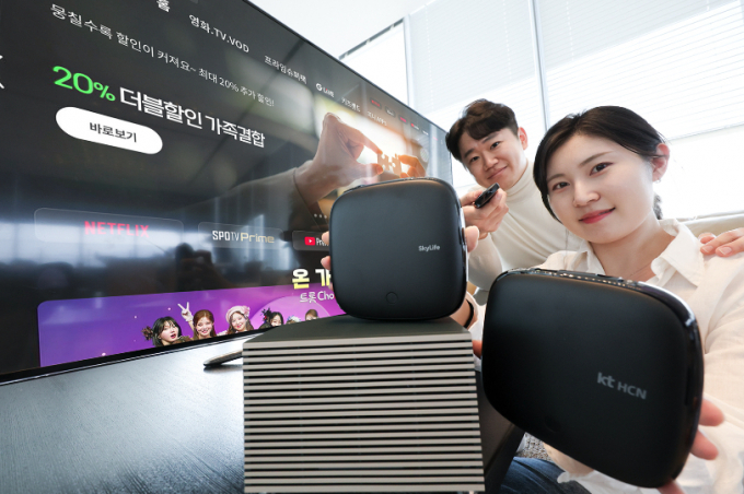모델들이 ipit TV 화면 앞에서 kt skylife와 kt HCN 셋톱박스와 함께 KT 그룹의 미디·어 플랫폼 확대를 소개하고 있다. /사진=KT