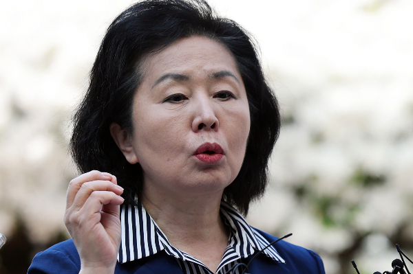김건희 특검이 김영선 전 국민의힘 의원에게 소환을 통보했다. 사진은 김영선 전 의원이 지난 4월29일 오전 윤석열 전 대통령 부부 공천 개입 의혹과 관련한 참고인 조사를 받기 위해 서울 서초구 서울고검 청사로 출석하며 취재진의 질문에 답하고 있는 모습. /사진=뉴스1
