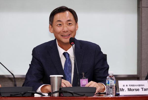 윤석열 전 대통령과 모스 탄 미국 국무부 국제형사사법 대사와의 만남이 예견된 가운데 내란 특검팀이 접견 금지 조치를 내렸다. 사진은 모스 탄 전 미국 국제형사사법 대사 초청 세미나에서 모스 탄 전 대사가 발언하는 모습./사진=뉴시스