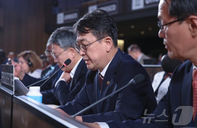 2026년 세계유산위원회 개최지가 부산으로 확정된 16일 새벽(한국시간), 최응천 국가유산청장이 프랑스 파리 유네스코 본부에서 열린 제47차 유네스코 세계유산위원회에서 발언하고 있다. 2025.7.16/뉴스1 ⓒ News1 이준성 기자