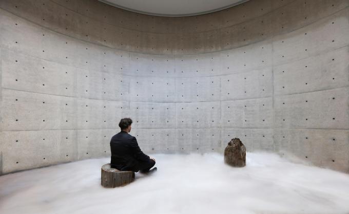 Season Lao, KYOSHITSU SHOHAKU-An Empty Room Turns White For Enlightenment(허실·생백), 2025, logs, video (중정갤러리 제공)