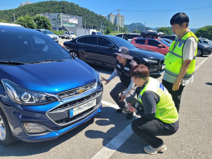 가평군 교통과 등 합동단속반이 불법튜닝 자동차 단속을 하는 모습. /사진제공=가평군