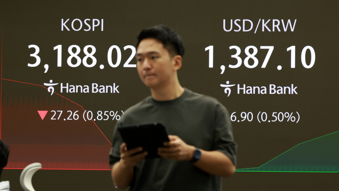 16일 코스피가 전 거래일 기록한 3200선 밑에서 움직인다. 사진은 서울 중구 하나은행 딜링룸 전광판./사진=뉴시스