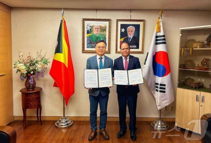 2026여수세계섬박람회 조직위원회는 15일 인도네시아 동부에 위치한 섬나라 동티모르와 섬박람회 참가 협약을 체결하고 기념사진을 찍고 있다./뉴스1