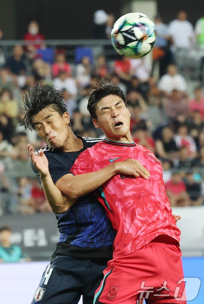 지난 15일 열린 한일전에서 양 팀 선수가 공중볼을 경합하고 있다. 2025.7.15/뉴스1 ⓒ News1 김영운 기자