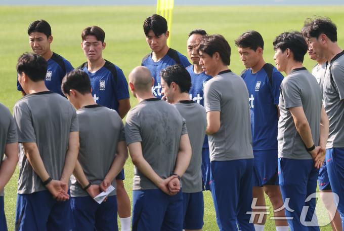 홍명보 감독이 3일 오후 경기 성남시 중원구 성남종합운동장에서 열린 2025 동아시아축구연맹(EAFF) E1 챔피언십(동아시안컵) 대한민국 축구 국가대표팀 훈련에서 선수들과 이야기를 하고 있다. ⓒ News1 김영운 기자