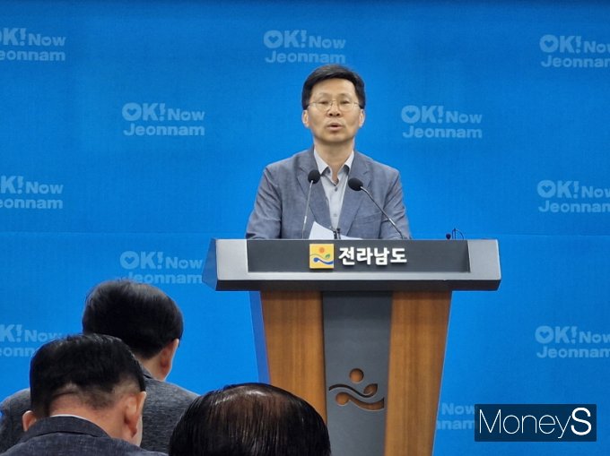 서은수 전남도 일자리투자유치국장이 16일 오전 전남도청 브리핑룸에서 민생회복 소비쿠폰 신속한 지급과 관련 설명하고 있다./사진=홍기철기자